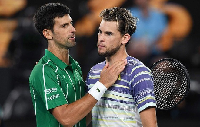 Dominic Thiem (phải) thất bại trước Novak Djokovic trong trận chung kết giải Úc mở rộng ngày 2-2-2020.