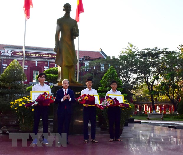 Chủ tịch UBND tỉnh Thừa Thiên - Huế trao bằng khen cho Thanh Bình và Thanh An (phải). (Ảnh: Tường Vi/TTXVN)