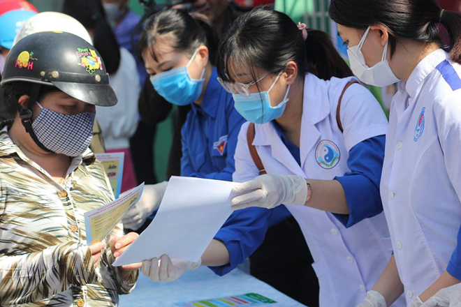 Đoàn viên thanh niên Sở Y tế cung cấp tờ rơi và hướng dẫn người dân sử dụng khẩu trang y tế tại 103 Hùng Vương. Ảnh từ Facebook nhân vật