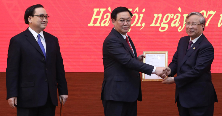 Thường trực Ban Bí thư Trần Quốc Vượng trao Quyết định của Bộ Chính trị phân công Phó Thủ tướng Vương Đình Huệ làm Bí thư Thành ủy Hà Nội nhiệm kỳ 2015-2020