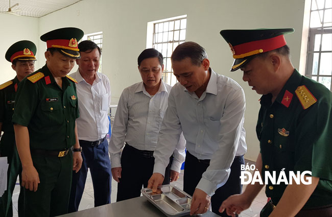 Bí thư Thành ủy Trương Quang Nghĩa kiểm tra các vật dụng, nhu yếu phẩm phục vụ 250 công dân Việt Nam sắp về nước. Ảnh: PHAN CHUNG