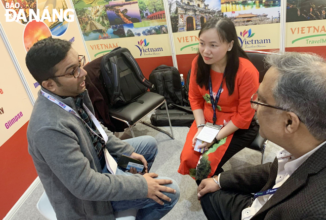 Các doanh nghiệp đẩy mạnh hoạt động xúc tiến tại các thị trường quốc tế để đa dạng hóa nguồn khách.  Trong ảnh: Đại diện Công ty CP Vietnam TravelMart đang trao đổi với đối tác tại hội chợ du lịch Ấn Độ tháng 1-2020. Ảnh: Nguyễn Như Nam