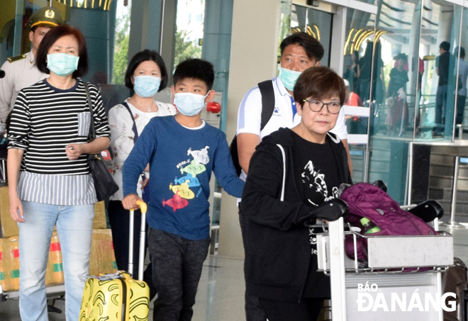 Du khách đến Đà Nẵng đều được khuyến cáo, hướng dẫn để có các biện pháp phòng dịch bệnh.  Trong ảnh: Du khách đến Đà Nẵng từ Cảng hàng không quốc tế Đà Nẵng. Ảnh: HOÀNG HIỆP