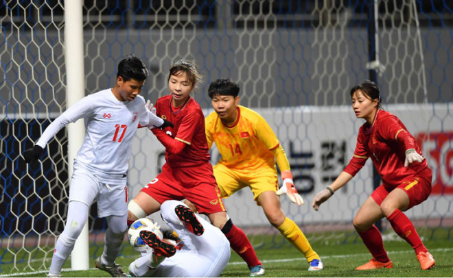 Chiến thắng của đội tuyển nữ Việt Nam (áo đỏ) trước đội tuyển nữ Myanmar (áo trắng) đã được AFC đánh giá rất cao. Ảnh: AFC