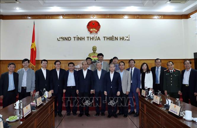 Thủ tướng Nguyễn Xuân Phúc với lãnh đạo chủ chốt tỉnh Thừa Thiên - Huế. Ảnh: Thống Nhất/TTXVN