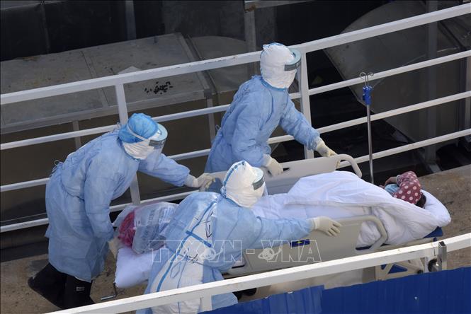 Chuyển bệnh nhân viêm đường hô hấp cấp do virus Corona chủng mới (2019-nCoV) tới bệnh viện dã chiến ở Vũ Hán, Trung Quốc ngày 4-2-2020. Ảnh: THX/TTXVN