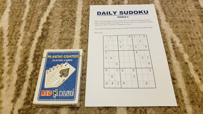 Một hành khách đăng trên Twitter rằng họ đã nhận được một bộ bài và bảng đố Sudoku từ đội ngũ vận hành tàu.