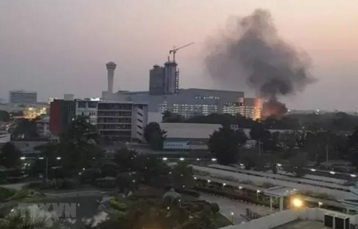 Khói bốc lên từ hiện trường vụ xả súng tại trung tâm thương mại Terminal 21 ở Nakhon Ratchasima, ngày 8/2/2020. (Ảnh: Ladbible/TTXVN)