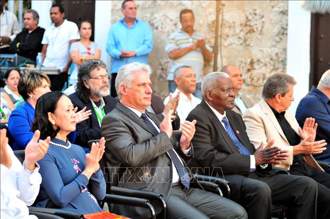 Chủ tịch Cuba Miguel Díaz-Canel, Chủ tịch Quốc hội Cuba Esteban Lazo và đồng chí Trương Thị Mai dự Lễ khai mạc Hội chợ Sách quốc tế La Habana lần thứ 29. Ảnh: Lê Hà/Pv TTXVN tại Cuba