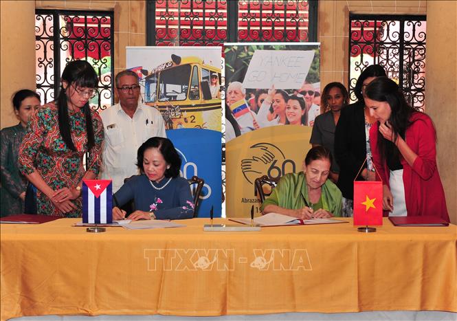 Đồng chí Trương Thị Mai và đồng chí Yolanda Ferrer Gómez, Trưởng Ban Đối ngoại của Quốc hội Cuba và Chủ tịch Hội hữu nghị Cuba – Việt Nam ký thỏa thuận hợp tác giữa 2 hội hữu nghị. Ảnh: Lê Hà/Pv TTXVN tại Cuba