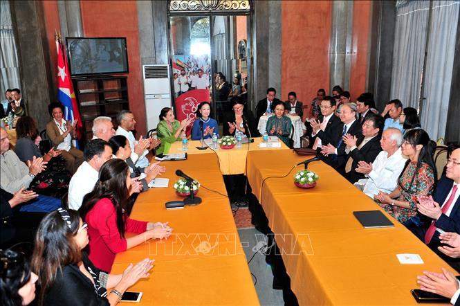 Đồng chí Trương Thị Mai và Đoàn đại biểu Hội hữu nghị Việt Nam - Cuba giao lưu với các thành viên của Hội hữu nghị Cuba – Việt Nam. Ảnh: Lê Hà/Pv TTXVN tại Cuba