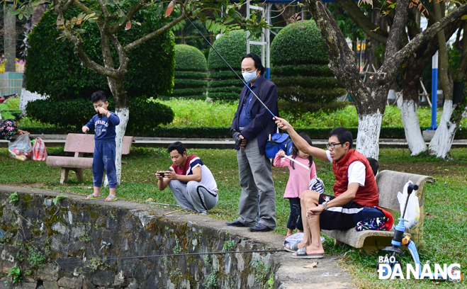 Some children going fishing with their fathers at the city-based 29 March Park