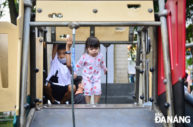 Mr Pham Minh Hau said children like to run and jump, and cannot stay at home for the 2 weeks, so many parents have to take their children to amusement parks 