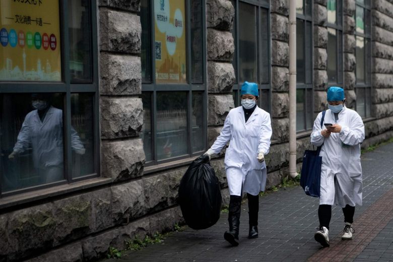 Nhân viên y tế đeo khẩu trang trên đường phố Thượng Hải ngày 7/2. Ảnh: AFP