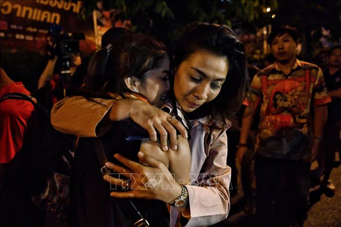 Người dân được lực lượng an ninh Thái Lan giải cứu khỏi trung tâm thương mại Terminal 21 ở tỉnh Nakhon Ratchasima, nơi nghi phạm Jakrapanth Thomma tiến hành vụ xả súng và bắt giữ con tin tối 8/2/2020. Ảnh: AFP/TTXVN