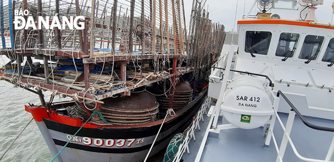 Tàu QNa 90037 TS cùng 40 ngư dân đã được lực lượng cứu nạn đưa về đất liền an toàn.