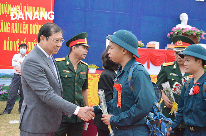 Chủ tịch UBND thành phố Huỳnh Đức Thơ tặng hoa chúc mừng tác tân binh. Ảnh: NGỌC PHÚ