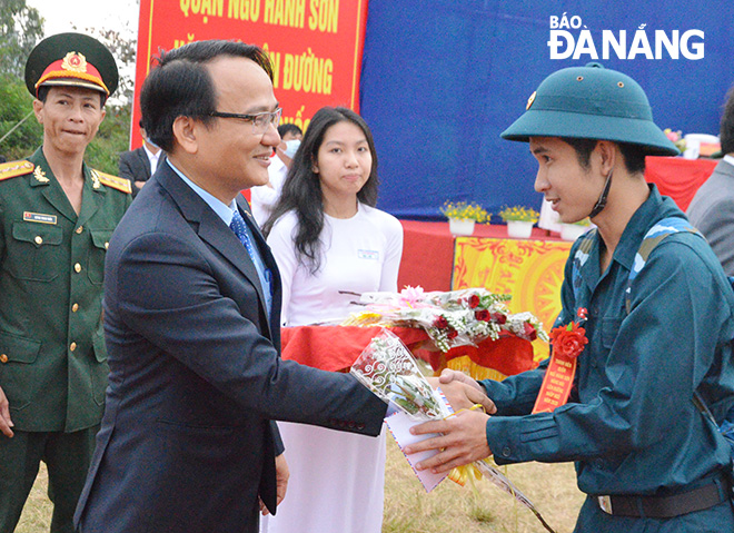 Bí thư Quận ủy Ngũ Hành Sơn Nguyễn Đình Vĩnh tặng hoa chúc mừng các tân binh. Ảnh: NGỌC PHÚ