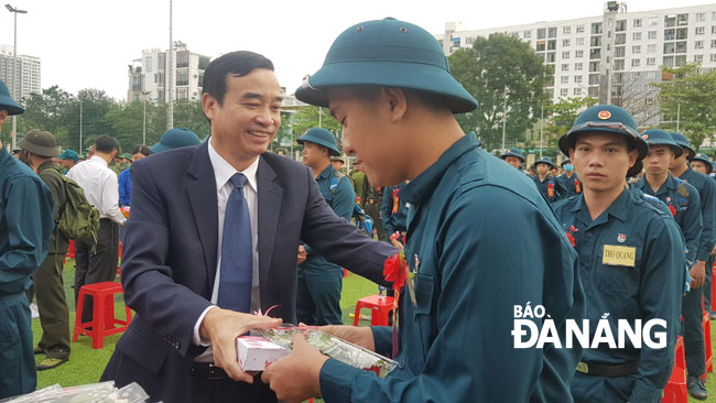 Phó Chủ tịch UBND thành phố Lê Trung Chinh tặng hoa, động viên thanh niên quận Sơn Trà lên đường nhập ngũ. Ảnh: PHAN CHUNG