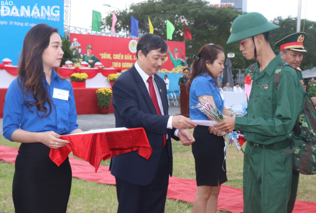 Phó Chủ tịch thường trực Đặng Việt Dũng tặng hoa cho các thanh niên.