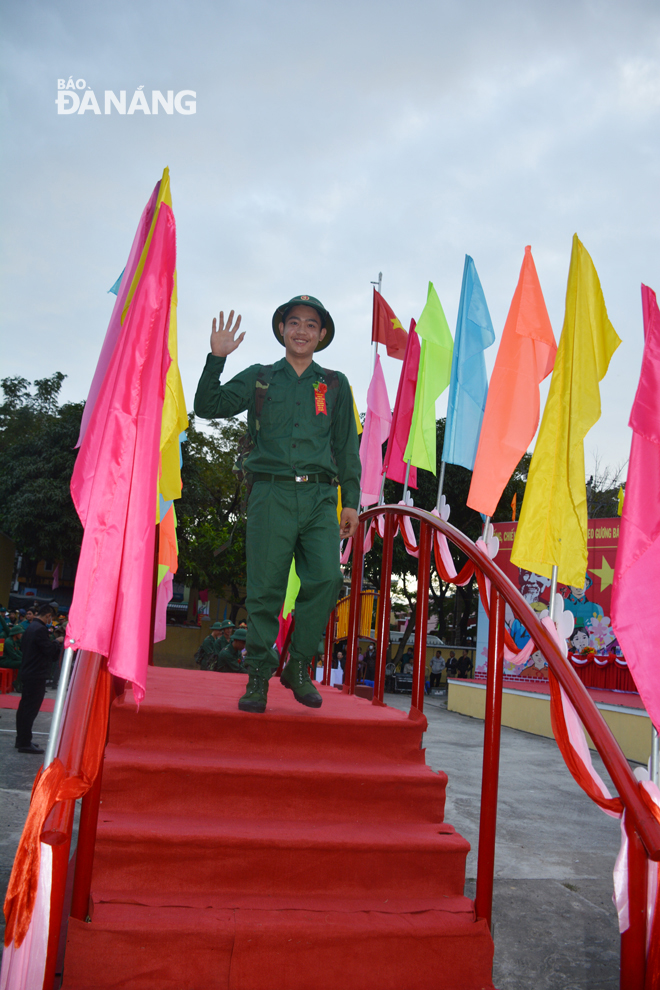 Thanh niên Cẩm Lệ hồ hởi bước qua Cầu Vinh Quang, vẫy tay tạm biệt  quê hương, lên đường nhập ngũ. Ảnh: LÊ VĂN THƠM
