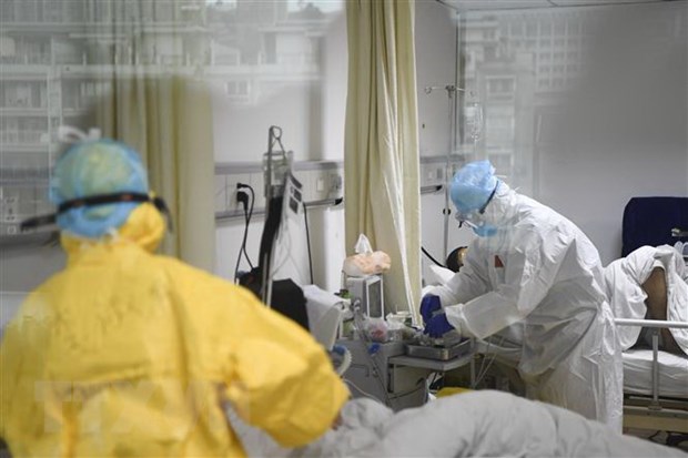 Điều trị cho bệnh nhân nhiễm virus corona chủng mới tại một bệnh viện ở Trùng Khánh, Trung Quốc ngày 1/2/2020. (Ảnh: THX/TTXVN)
