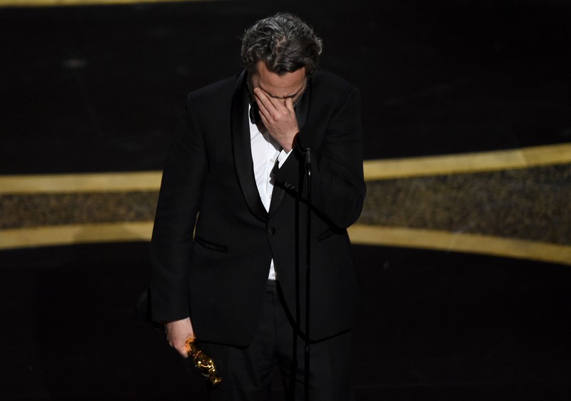 Joaquin Phoenix không giấu nổi xúc động khi nhận giải Oscar.