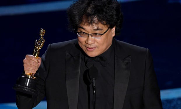 Khoảnh khắc nhận tượng vàng Oscar của đạo diễn phim 
