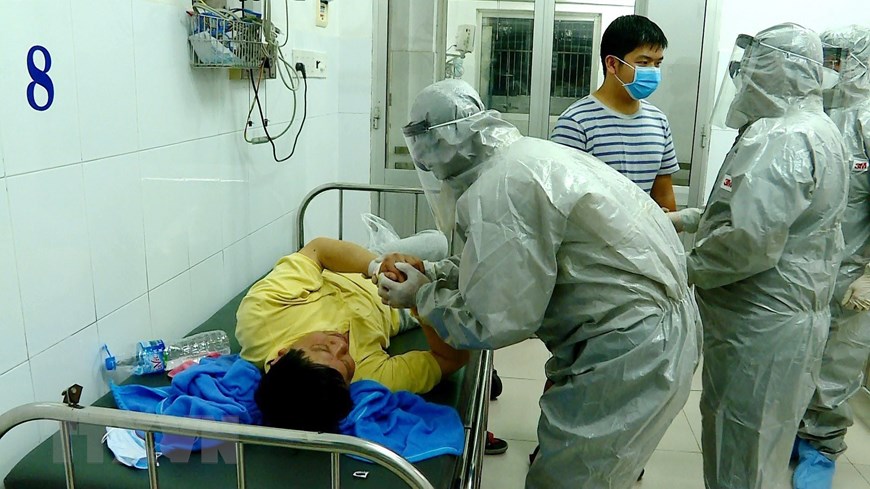 Bác sỹ Bệnh viện Chợ Rẫy TP Hồ Chí Minh tiếp nhận 2 ca dương tính với nCoV đầu tiên, tối 24/1/2020. (Ảnh: Thành Chung/TTXVN)