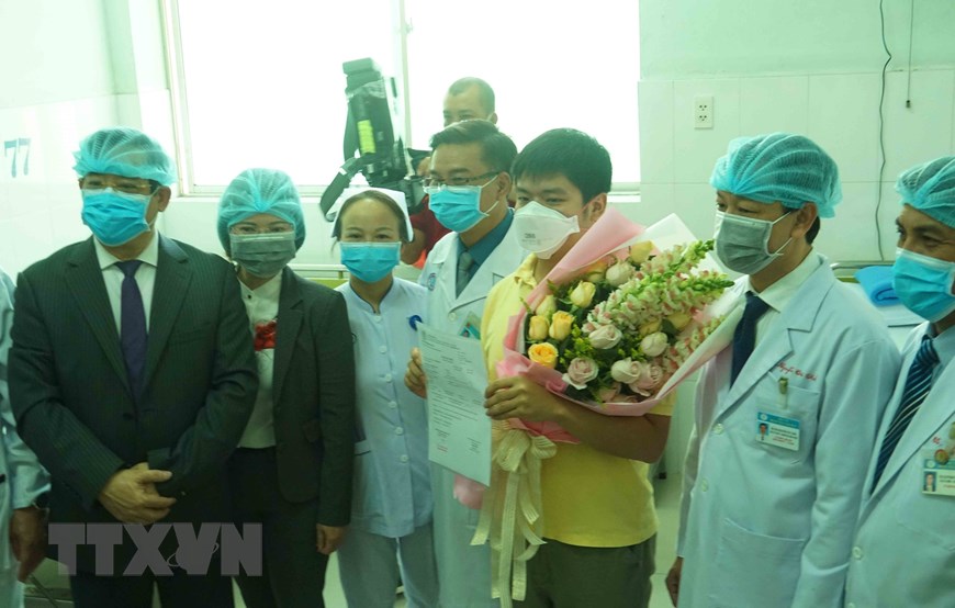 Các bác sỹ Bệnh viện Chợ Rẫy TP Hồ Chí Minh chúc mừng bệnh nhân 28 tuổi người Trung Quốc Li Zichao - 1 trong 2 ca nhiễm nCoV, được xuất viện ngày 4/2. (Ảnh: Đinh Hằng/TTXVN)