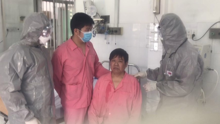 Sau khi điều trị thành công một trường hợp không còn dương tinh với virus Corona, hiện Bệnh viện Chợ Rẫy (Thành phố Hồ Chí Minh) đang tiếp tục điều trị tích cực cho bệnh nhân còn lại với tiên lượng khả quan. (Ảnh: TTXVN phát)