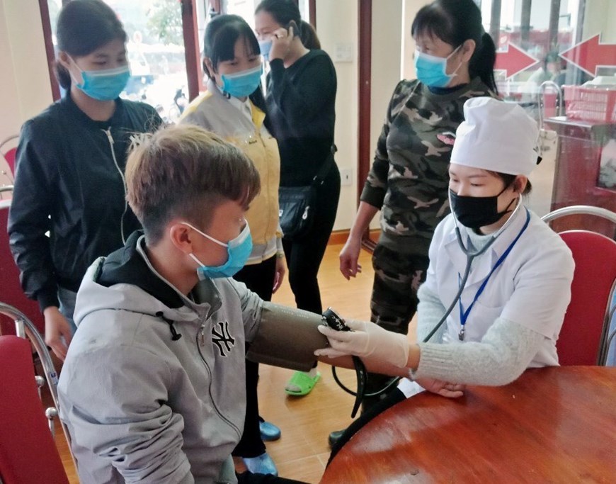 Bác sỹ Trung tâm Y tế Móng Cái (Quảng Ninh) khám bệnh và lập hồ sơ điện tử theo dõi sức khỏe cho người dân. (Ảnh: TTXVN phát)
