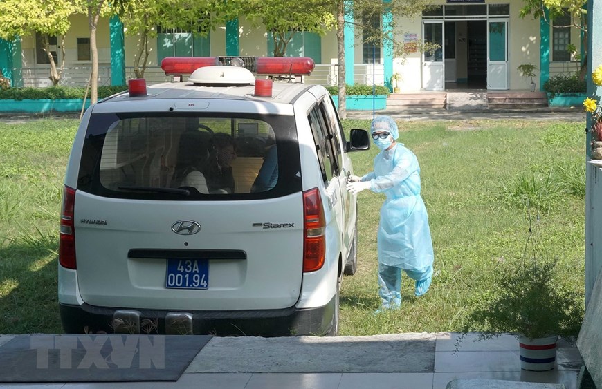 Xe cấp cứu chở bệnh nhân nghi nhiễm nCoV đến khu cách ly đặc biệt tại Bệnh viện Phổi Đà Nẵng. (Ảnh: Văn Dũng/TTXVN)