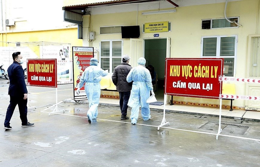 Nhân viên y tế của Trung tâm Cấp cứu 115 Hà Nội vận chuyển người nghi nhiễm nCoV đến bệnh viện Đa khoa Đống Đa để được cách ly, lấy mẫu xét nghiệm. (Ảnh: Dương Ngọc/TTXVN)