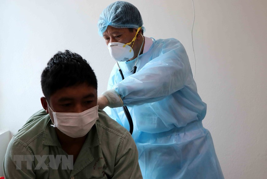 Bác sỹ Bệnh viện Đa khoa tỉnh Lai Châu kiểm tra sức khỏe bệnh nhân nghi nhiễm nCoV đang được cách ly, theo dõi tại viện. (Ảnh: Việt Hoàng/TTXVN)