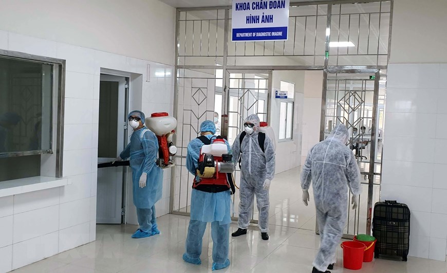 Nhân viên y tế tỉnh Quảng Ninh phun thuốc khử trùng bệnh viện cách ly đặc biệt tại thành phố Móng Cái để sẵn sàng tiếp nhận, cách ly những người từ Trung Quốc nhập cảnh vào Việt Nam. (Ảnh: TTXVN)