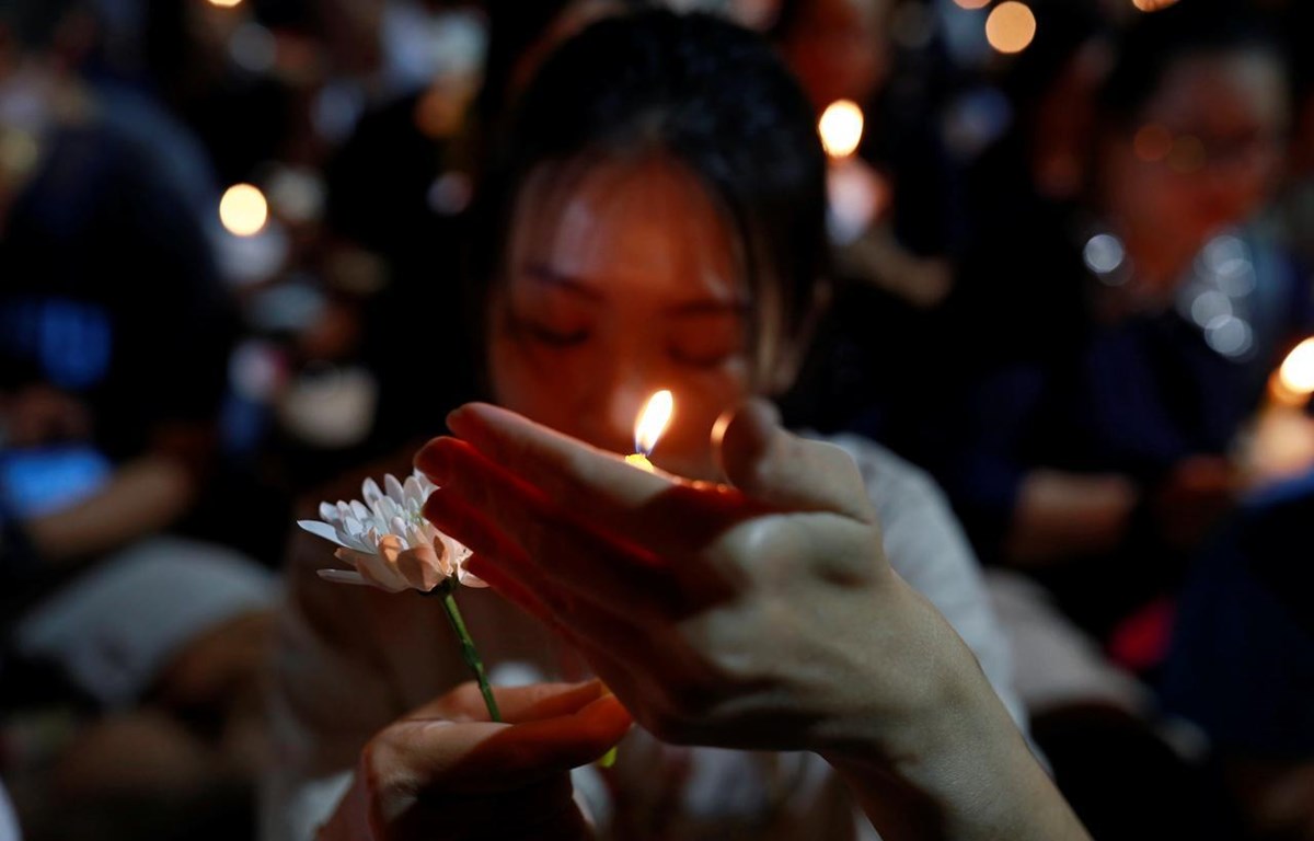 Tưởng niệm các nạn nhân xấu số trong vụ xả súng kinh hoàng tại Thái Lan, (Nguồn: Reuters)