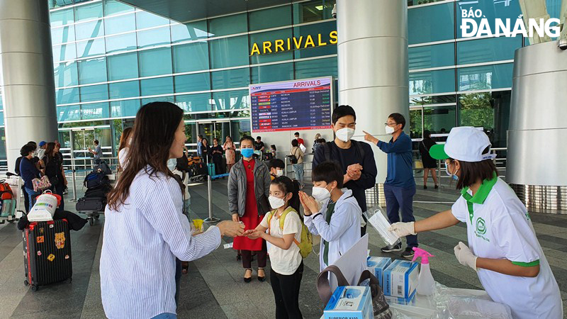 Visitors at Da Nang International Airport receiving free face masks 