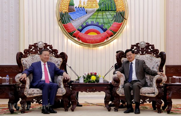 Minister of Public Security To Lam (L) and Lao Prime Minister Thongloun Sisoulith (Photo: VNA)