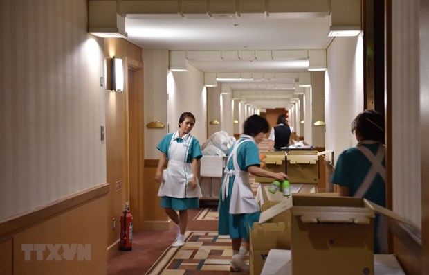 Staff at a Tokyo hotel (Photo: AFP/VNA)
