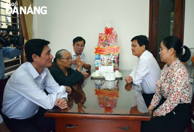 Chủ tịch HĐND thành phố Nguyễn Nho Trung  (thứ hai, phải qua) thăm gia đình có công cách mạng quận Ngũ Hành Sơn nhân Ngày Thương binh - Liệt sĩ 27-7.	Ảnh: Thanh Vân