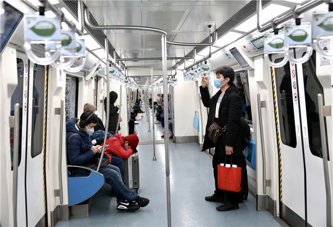Tàu điện ngầm Bắc Kinh vắng vẻ trong ngày 10-2, ngày đầu tiên người dân Trung Quốc trở lại làm việc sau kỳ nghỉ Tết Nguyên đán kéo dài.               Ảnh: chinadaily