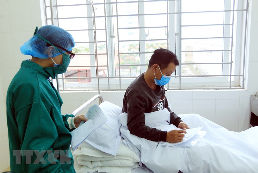 Các y bác sỹ luôn tận tình hỏi thăm, động viên và chăm sóc những công dân của Trung Quốc tại khu cách ly của Bệnh viện Việt Tiệp. (Ảnh: An Đăng/TTXVN)