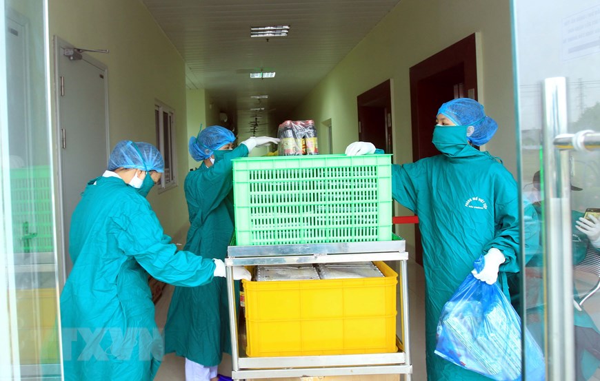 Các bác sỹ chuẩn bị bữa cơm đủ dinh dưỡng cho công dân Trung Quốc đang được cách ly tại Bệnh viện Việt Tiệp. (Ảnh: An Đăng/TTXVN)
