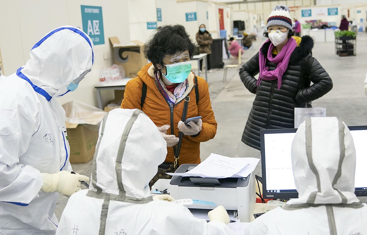 Nhân viên y tế tiếp nhận bệnh nhân tại một bệnh viện ở Vũ Hán, Trung Quốc. (Ảnh: THX/TTXVN)