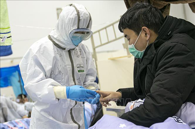 Điều trị cho bệnh nhân nhiễm nCov tại một bệnh viện dã chiến ở Hồ Bắc, Trung Quốc ngày 10-2-2020. Ảnh: THX/TTXVN