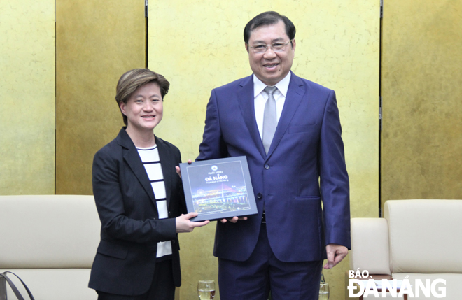 Chairman Tho (right) presenting a momento to Singaporean diplomat Catherine Wong Siow