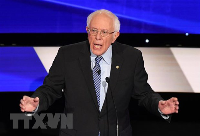 Thượng nghị sỹ độc lập bang Vermont Bernie Sanders phát biểu tại buổi tranh luận trực tiếp trên truyền hình lần thứ 7 ở Des Moines, bang Iowa, Mỹ. (Ảnh: AFP/TTXVN)