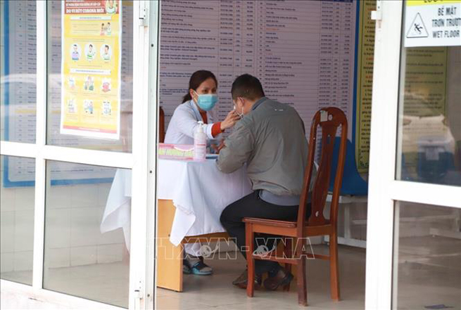 Khám bệnh cho người dân tại Bệnh viện Nhiệt đới tỉnh Hải Dương. Ảnh: TTXVN phát