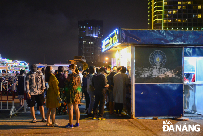 Crowed ticket counters at the former Han River Port site 